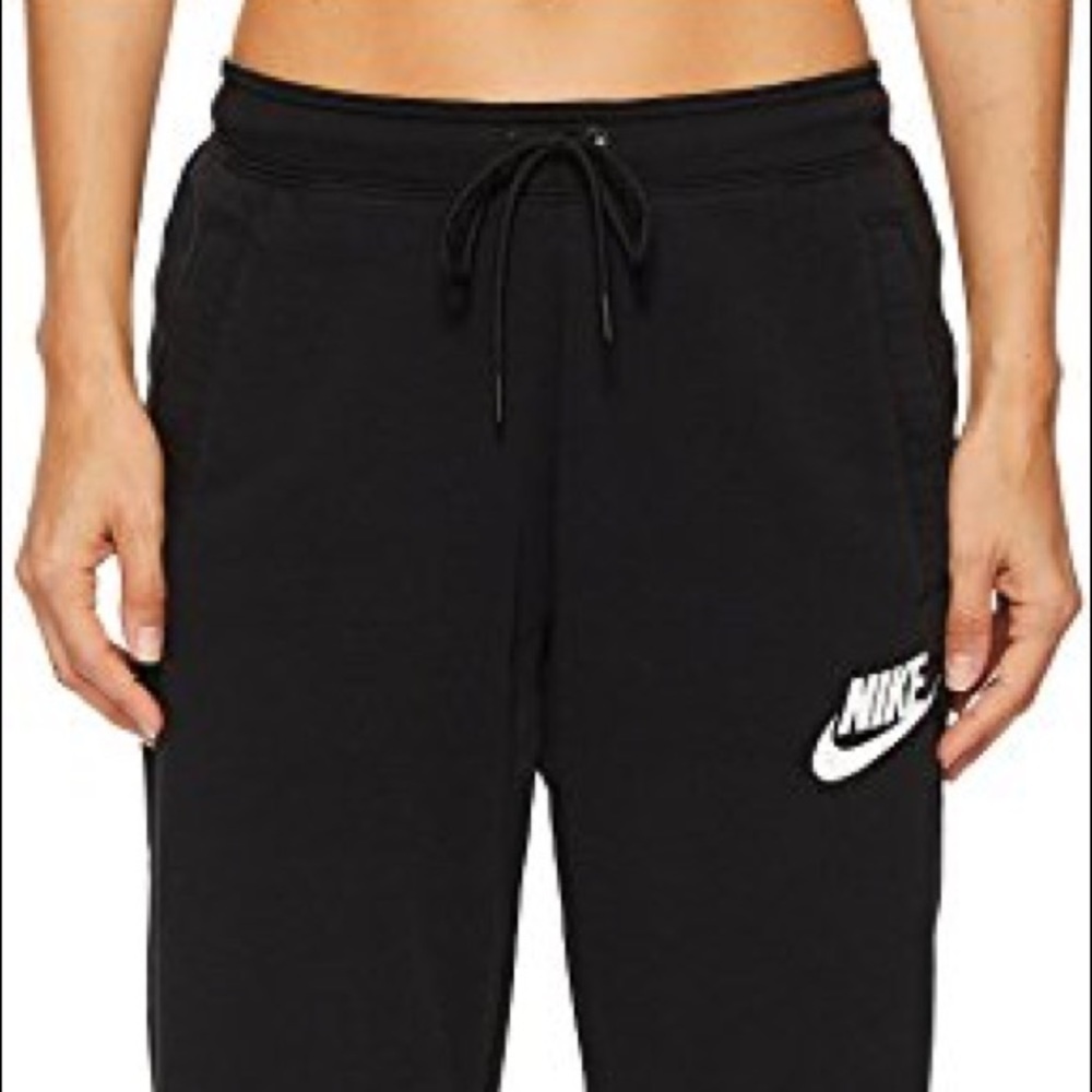 NIKE SWEATPANTS STRETCHY CUTE TRENDY SIZE SMALL